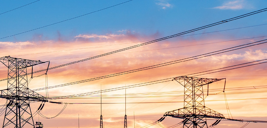Высоковольтные линии на фоне заката